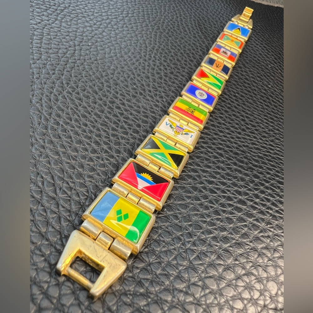 RARE Vintage Gold Tone FLAGTIME™ Enamel Travel Flag Charm Bracelet Sz 8"
